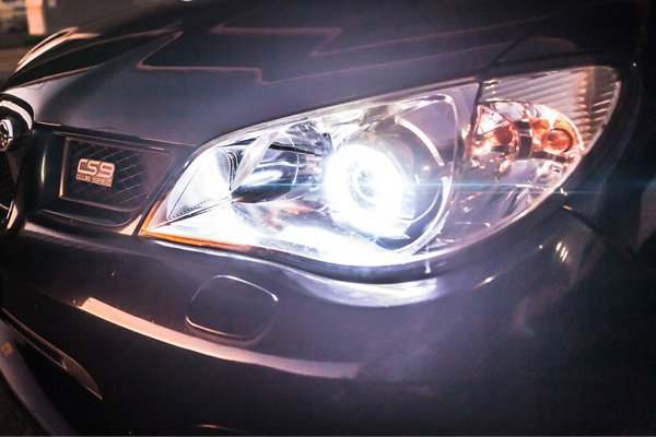¿Qué son los faros LED y las luces de escondite?