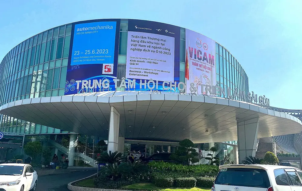 Luxfighter Car Faro LED 2023 Automechanika Ho Chi Minh Ciudad