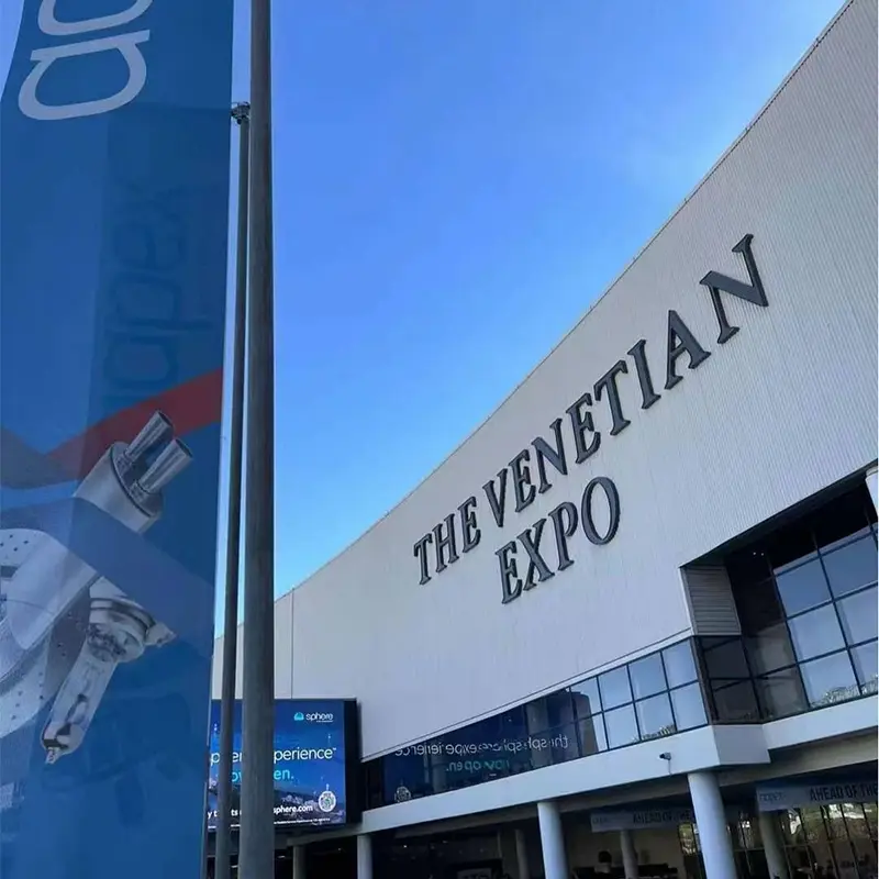 Luxfighter Carflet LED que se exhibe en AAPEX 2023 Las Vegas